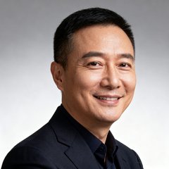 深圳某商业地产项目总监张先生的中年男性商务头像，穿着深色西装面带微笑